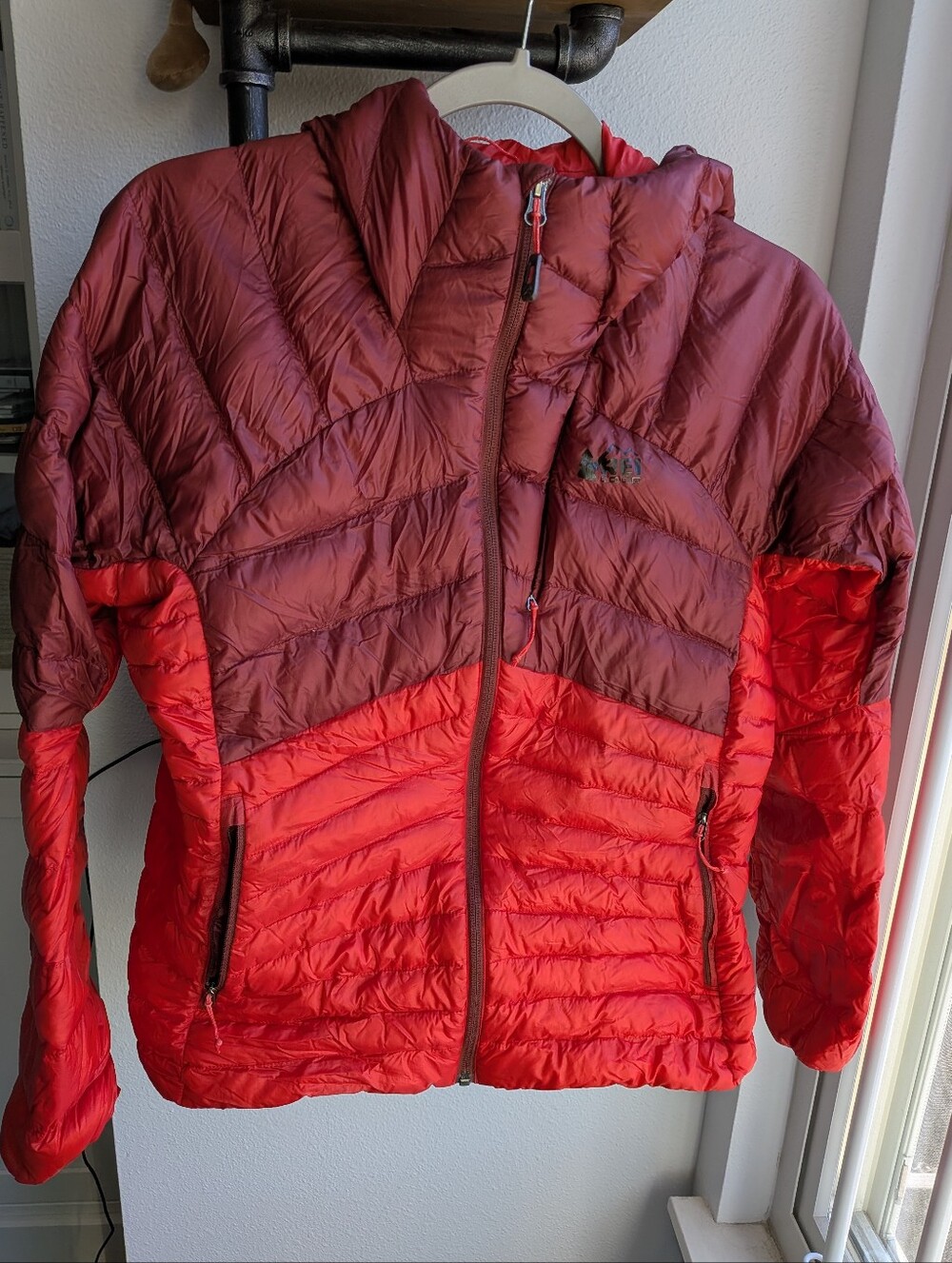 REI Co-op Magma 850 Down Hoodie Jacket Womens L XL Red Burgundy Colorblock Puff
